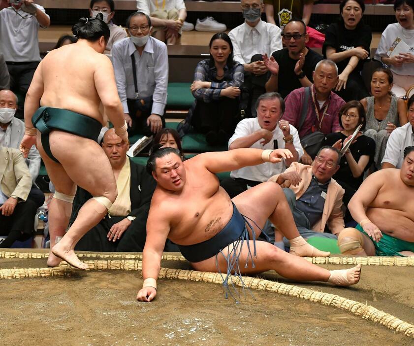 　佐田の海にはたき込みで敗れた玉鷲（右）＝撮影・持木克友