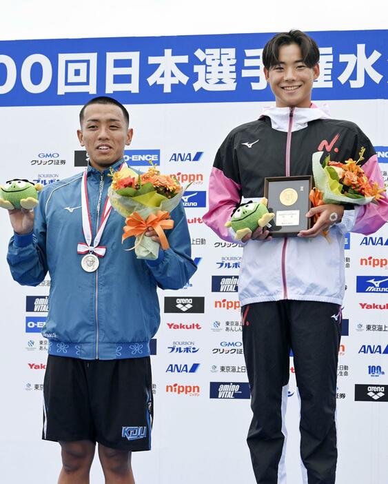 OWS日本選手権の男子10キロで初優勝した辻森魁人（右）と2位の高木陸。ともに世界選手権代表入りを確実にした＝千葉県館山市