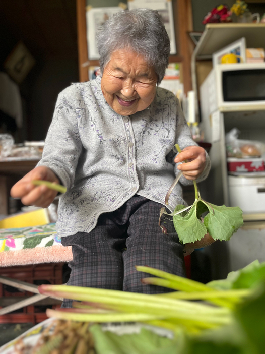 フキの筋取りをする哲代さん。（写真／中国新聞社）