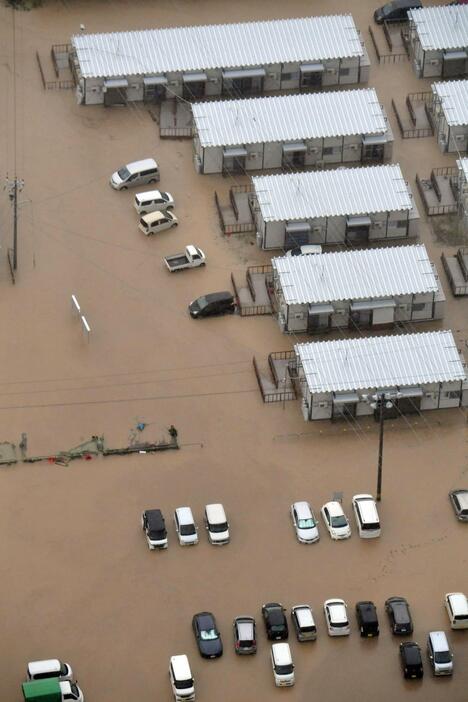 大雨で河原田川などが氾濫し、冠水した石川県輪島市の仮設住宅＝21日午後2時27分（共同通信社ヘリから）