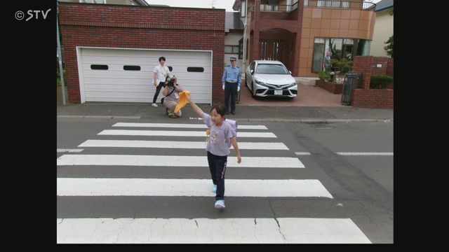 金色のハンカチを持って横断（北海道釧路市）