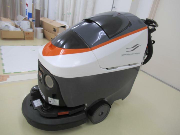 特急電車8000系をモチーフにした清掃ロボット（ジェイアール四国メンテナンス提供）