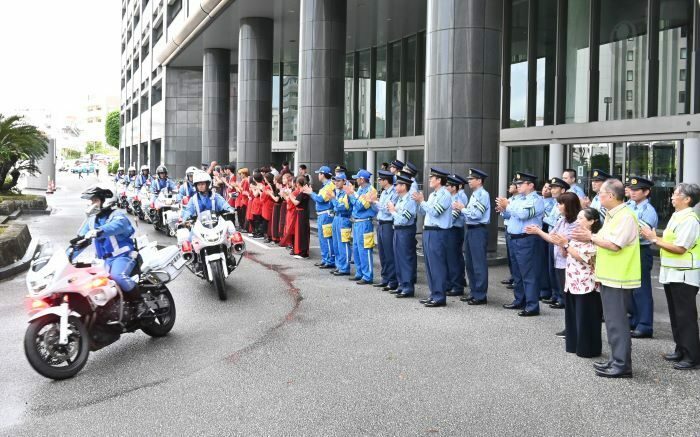 秋の全国交通安全運動開始式でパトロールに出発する県警の白バイ小隊を見送る関係者ら＝20日、那覇市の県庁