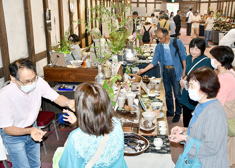 千厩酒のくら交流施設で開かれている黄金の国陶芸展