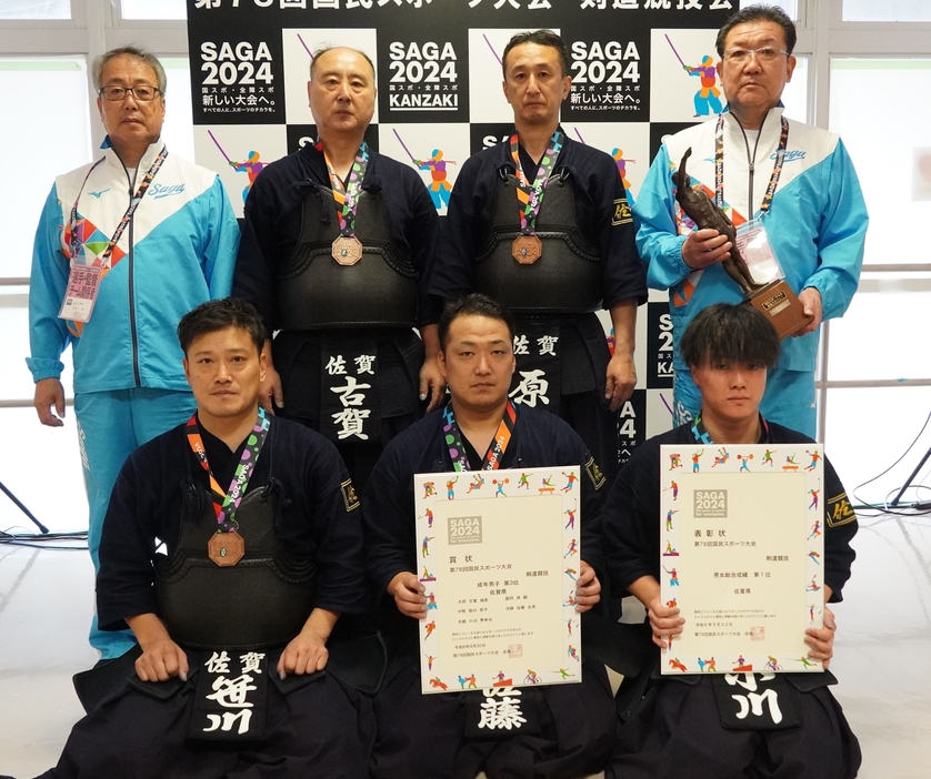 国スポ・剣道成年男子で3位入賞を果たした佐賀県チームの選手ら。前列右端が先鋒の小川夢希也（撮影・山崎清文）