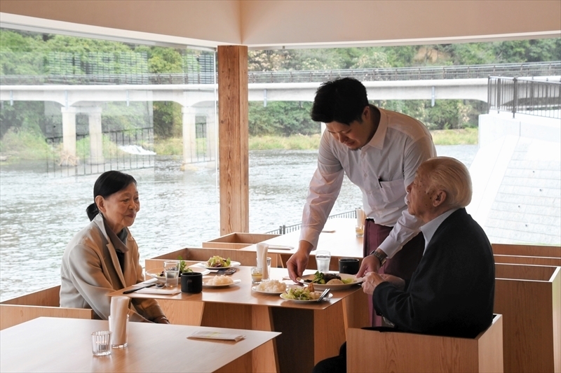 阿武隈川を見ながら、福島県産牛を味わえるレストラン