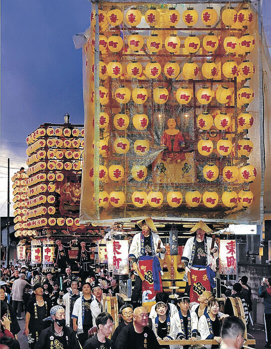 威勢良く巡行する提灯山＝射水市海老江