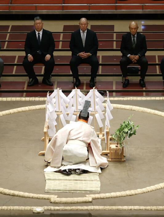 大相撲秋場所初日を前に、東京・両国国技館で営まれた土俵祭り。奥中央は日本相撲協会の八角理事長＝7日