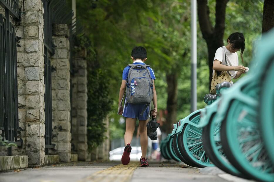 日本人学校に通っていた男子児童が刺殺された事件から1週間、現場の近くを歩く子ども＝25日、中国広東省深セン市（共同）