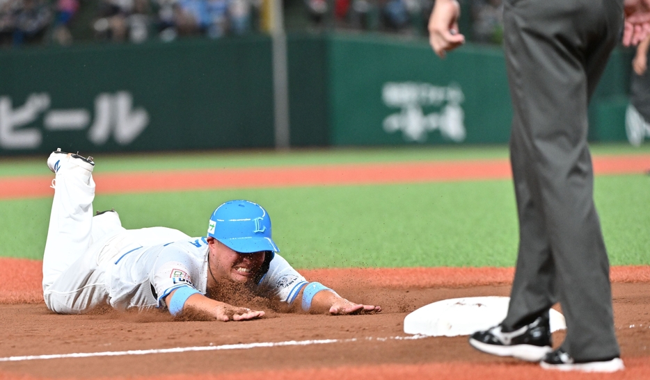 1回1死二塁、野村大の右飛で三塁にヘッドスライディングする西武・岡田（撮影・冨永豊）