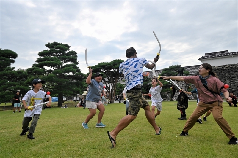 芝生を駆け回りながらボールを狙う参加者