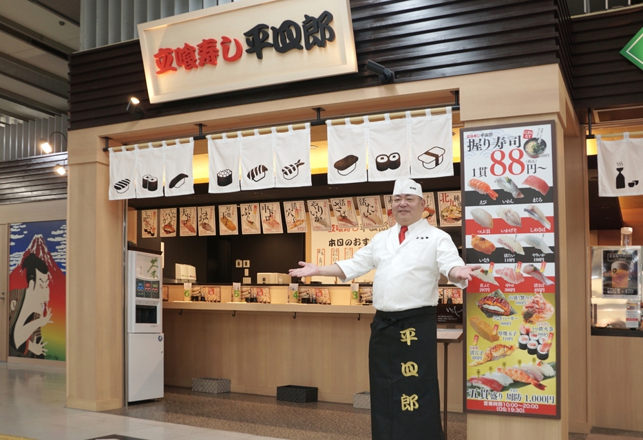 JR小倉駅の新幹線改札内でのれんを出す「立喰寿し平四郎」と小林弘昌専務