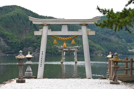 竜宮伝説が残る和多都美（わたづみ）神社。拝殿に向かって5つの鳥居が並び、うち2つは海中にあります。