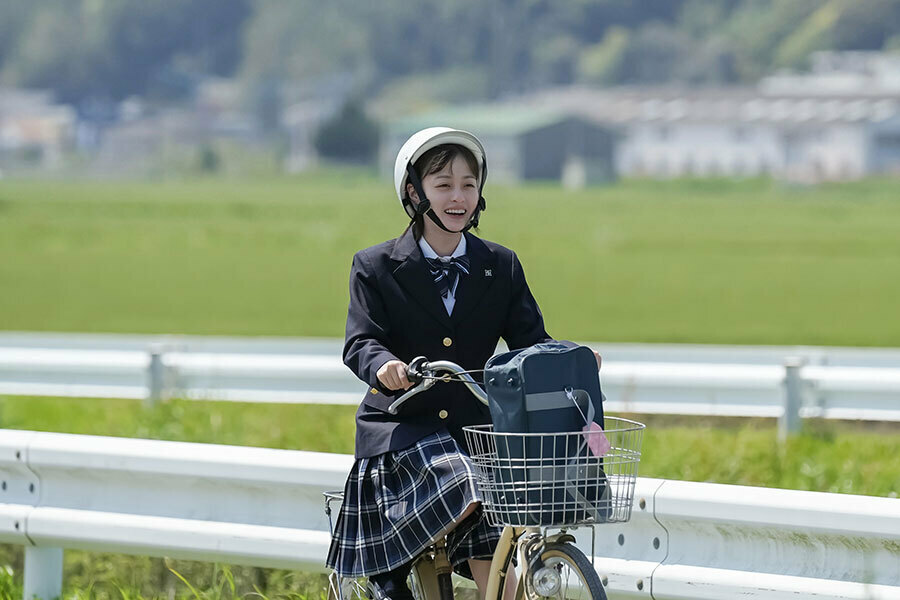 『おむすび』第1回より、自転車で通学するヒロイン・米田結（橋本環奈）（C）NHK