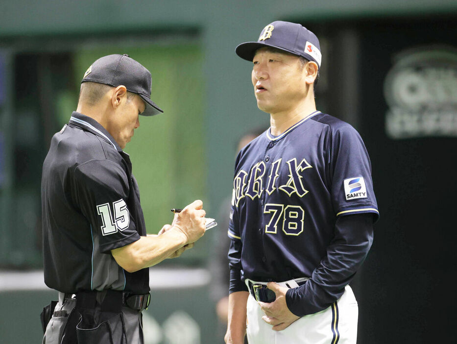 ７回、選手交代を告げる中嶋聡監督（カメラ・義村　治子）