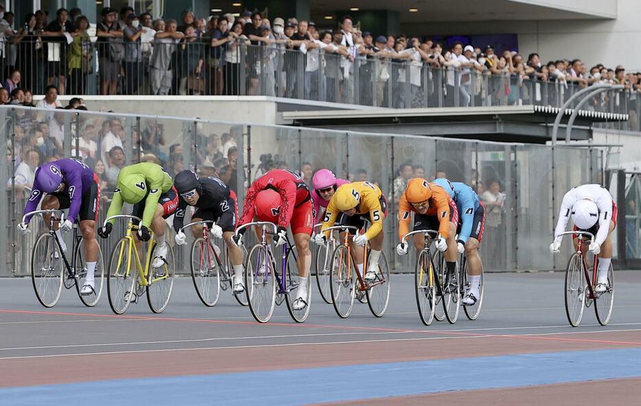 準決勝第10レースでゴールする1着の深谷知広（3）、2着の北津留翼（6）、3着の荒井崇博（9）＝宇都宮競輪場