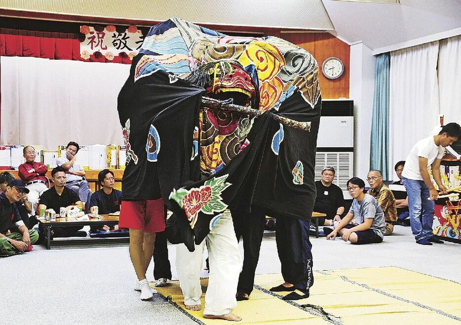 交流会で獅子舞を披露する和深祭礼実行委員会のメンバー（和歌山県串本町和深で）