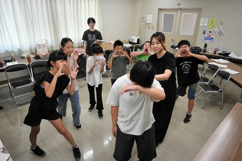 上演に向け、稽古に励む加藤理美さん（左から２人目）ら荒井小の子どもたち。奥は脚本を担当した清野さん