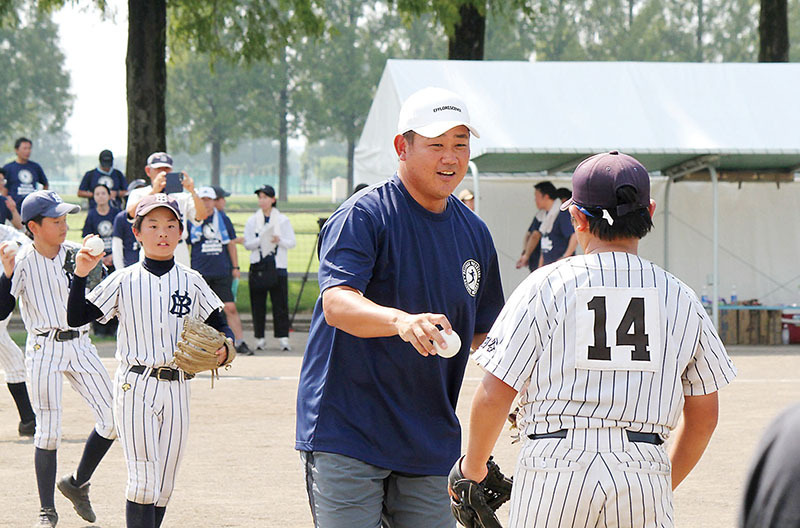 児童に指導する松坂大輔さん（右から2人目）＝7日、さいたま市西区の大宮けんぽグラウンド