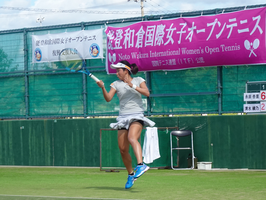 「能登和倉国際女子オープンテニス」（石川・和倉温泉運動公園テニスコート）で女子シングルス2回戦に進出した清水綾乃（Team LB）（写真提供◎能登和倉国際女子オープンテニス実行委員会）