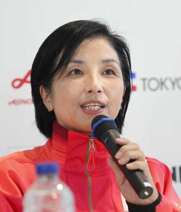 記者会見するパリ・パラリンピック日本選手団の田口亜希団長＝8日、パリ郊外（共同）