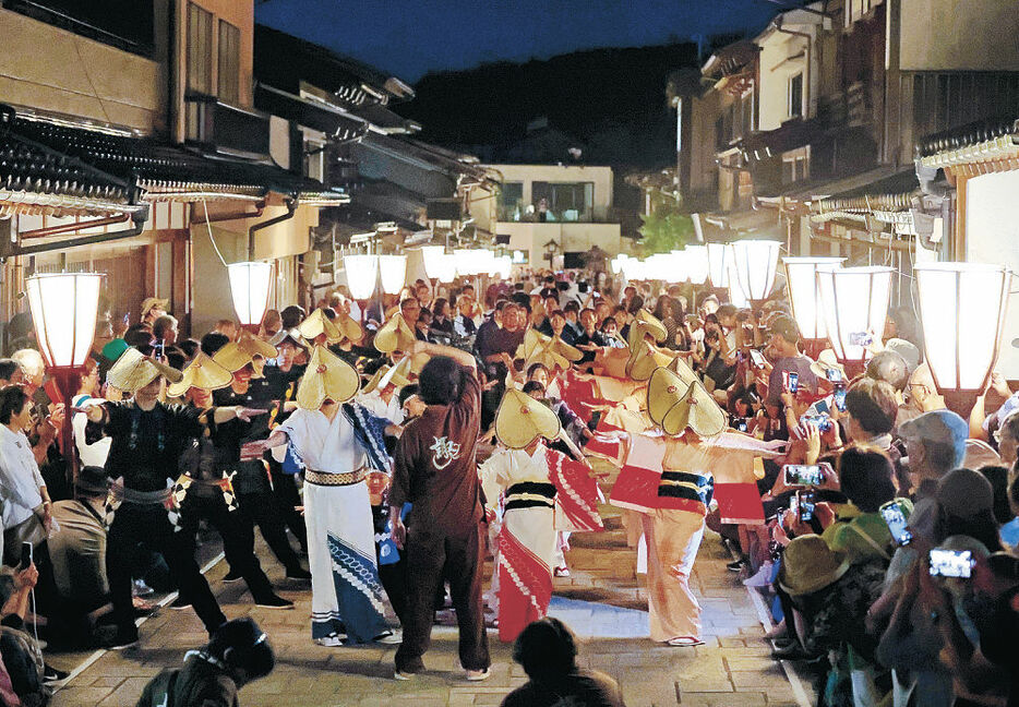 通りで情緒たっぷりに踊る担い手＝１日午後７時４０分、富山市八尾町諏訪町