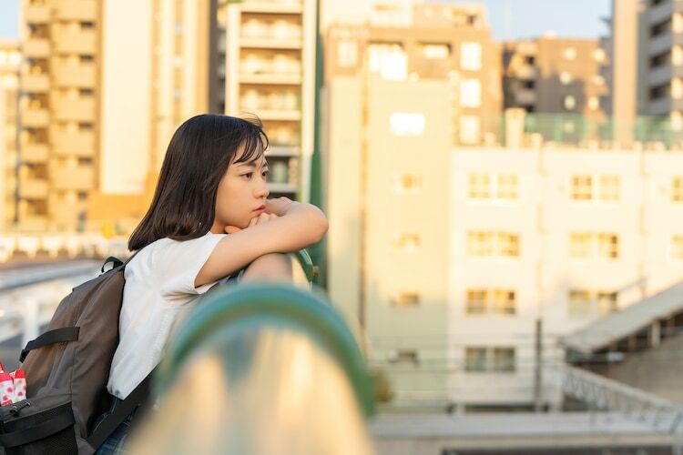 物思いにふける池園優里香（正源司陽子）。<br />(c)2024映画「ゼンブ・オブ・トーキョー」製作委員会