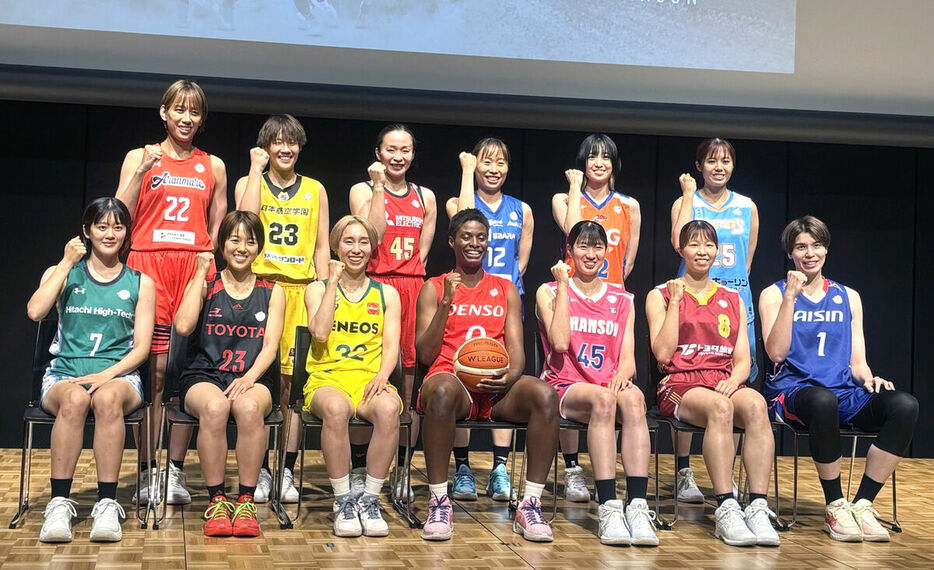 Wリーグ開幕会見に登壇した（２段目左から）森ムチャ、井上桃子、渡辺亜弥、本橋菜子、河村美侑、矢野凪紗（１段目左から）船生晴香、山本麻衣、宮崎早織、馬瓜エブリン、佐藤由璃果、東藤なな子、渡嘉敷来夢