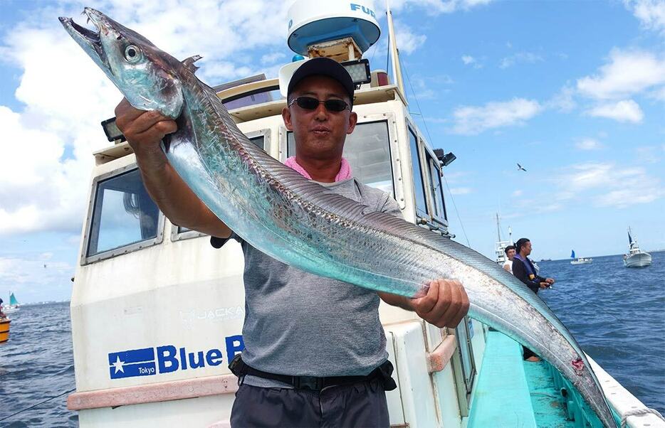 一般的に、全長が120cm超でドラゴン、140cmを超えれば神龍と呼ばれる。写真のタチウオは〝神龍〟！