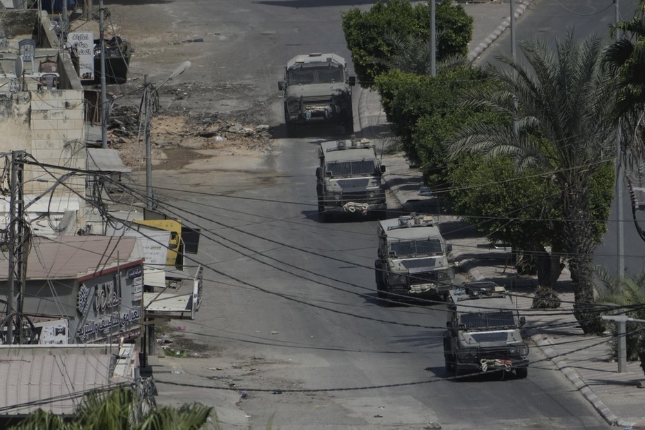 ヨルダン川西岸のジェニンに展開するイスラエル軍の車両＝5日（AP＝共同）