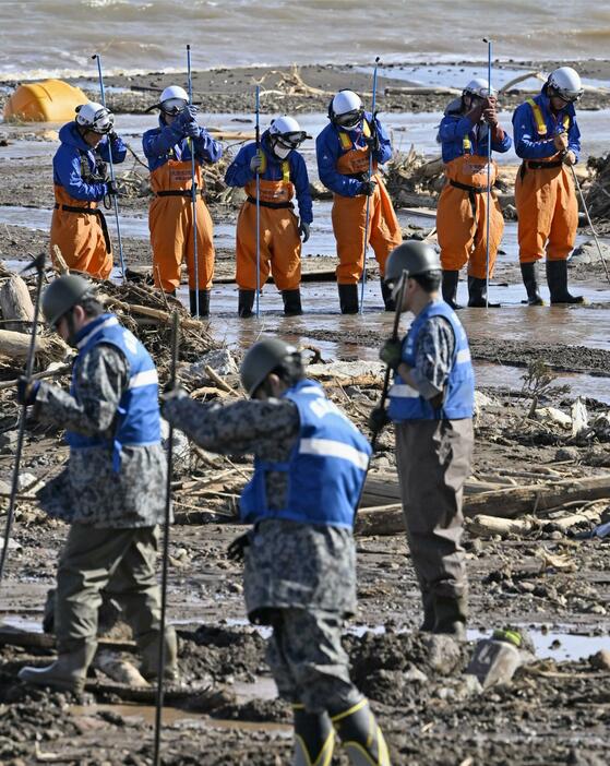 不明者の捜索が続く石川県輪島市の塚田川の河口付近＝27日午前