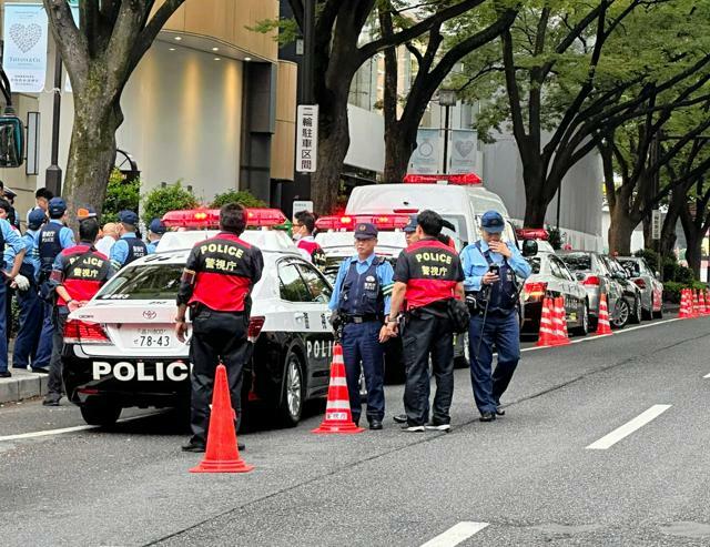 東京・表参道のアップル直営店には、多数の警察官が集まっていた=2023年9月22日午前7時50分ごろ、東京都渋谷区神宮前4丁目、目撃者提供（トリミング加工をしています）