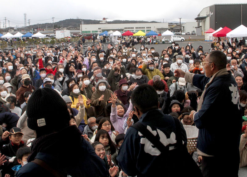 前回の全国もちフェスティバルで初めて企画され、好評を博した国内最大級の餅まき。今年は倍の2万個に増やして行われる