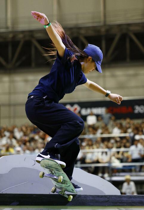 スケートボード女子ストリート決勝で演技する伊藤美優。2位に入った＝幕張メッセ