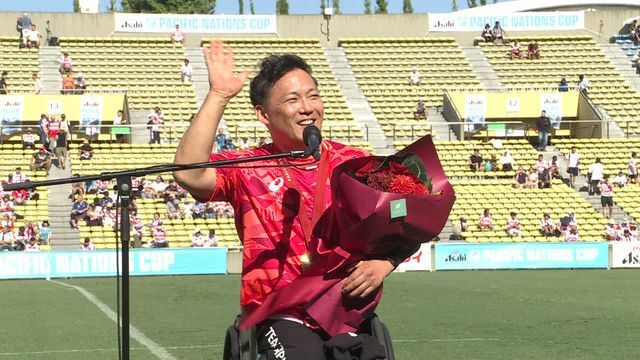 金メダルの報告をした車いすラグビー・池透暢選手