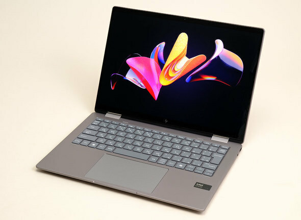 日本HPの14型モバイルPC「Envy X360 Laptop 14-fc0020TU」。写真のメテオシルバーの他に、ミッドナイトブルーカラーのモデルも選べる