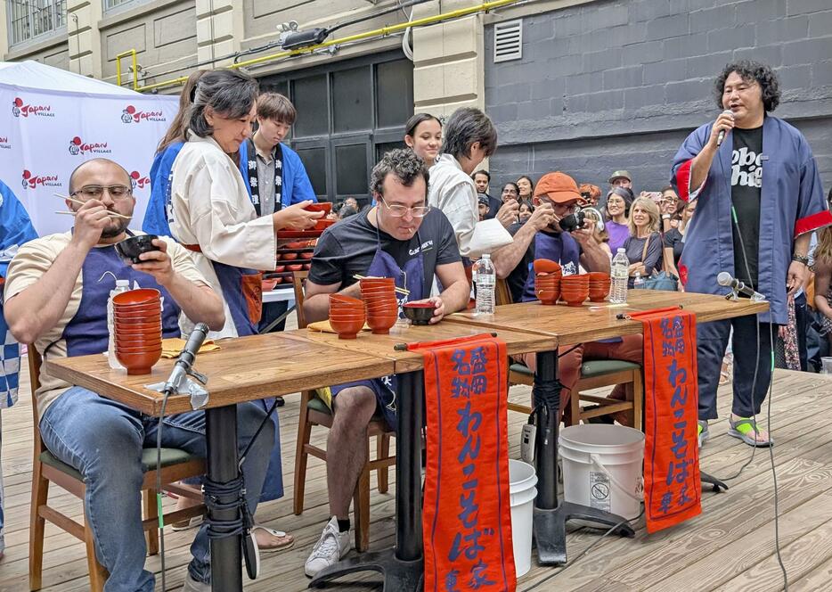 日本の観光をPRするイベントで行われた「わんこそば大会」＝8月31日、米ニューヨーク（共同）