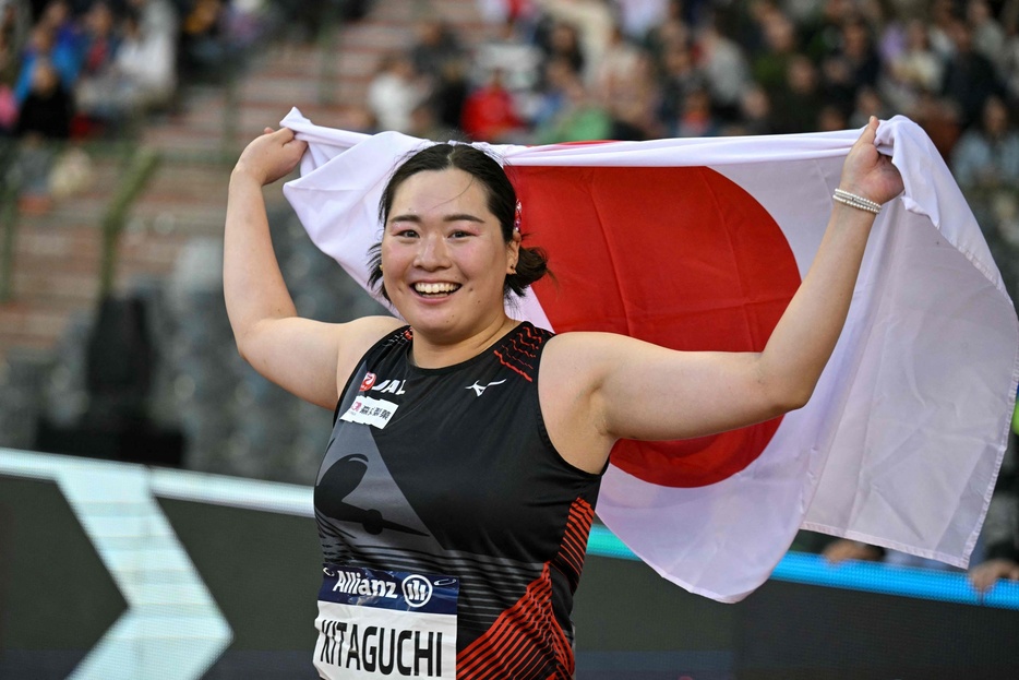 陸上、ダイヤモンドリーグ最終戦ブリュッセル大会、女子やり投げ。日の丸を手に優勝を喜ぶ北口榛花（2024年9月14日撮影）。【翻訳編集】 AFPBB News