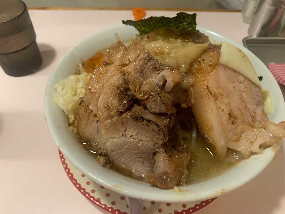 筆者が注文した「ラーメン小」。コールは「ヤサイ、ニンニク、トウガラシ、アブラ、あぶりブタ」