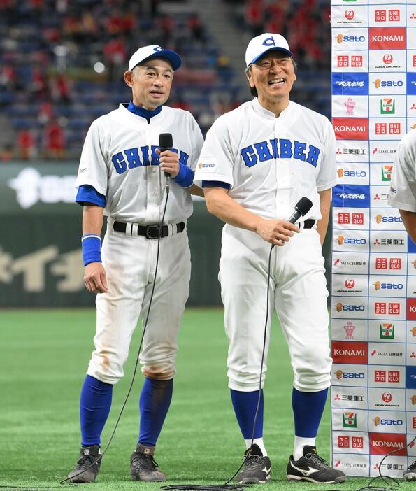 　試合後のインタビューに応えるイチロー氏（左）と松井秀喜氏（撮影・伊藤笙子）