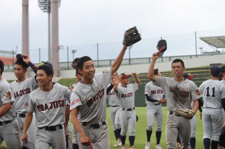 初優勝を決め喜びの表情を見せる浦和実ナイン