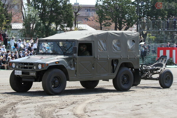 幌付きの高機動車。後ろに牽引しているのは120mm迫撃砲。重迫撃砲を牽引できるよう所要の艤装が施されているため、「重迫牽引車」と呼ばれるタイプになる（乗りものニュース編集部撮影）。