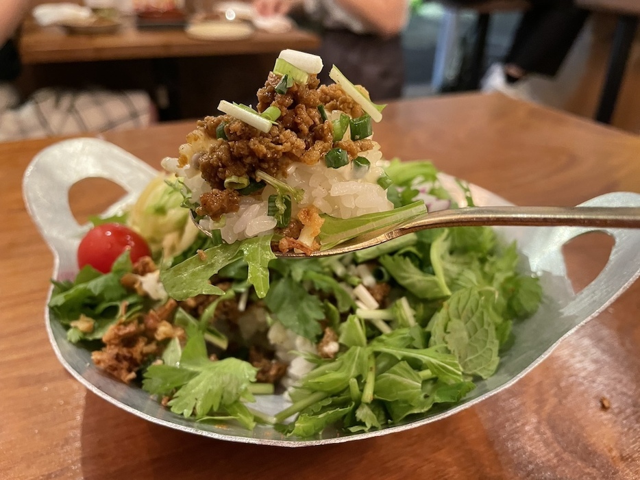 たっぷりの野菜の下からキーマがお目見え