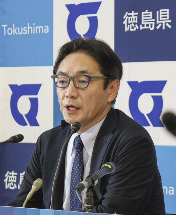 記者会見で「四国の右下」の変更理由を説明する徳島県の後藤田正純知事＝5月、県庁