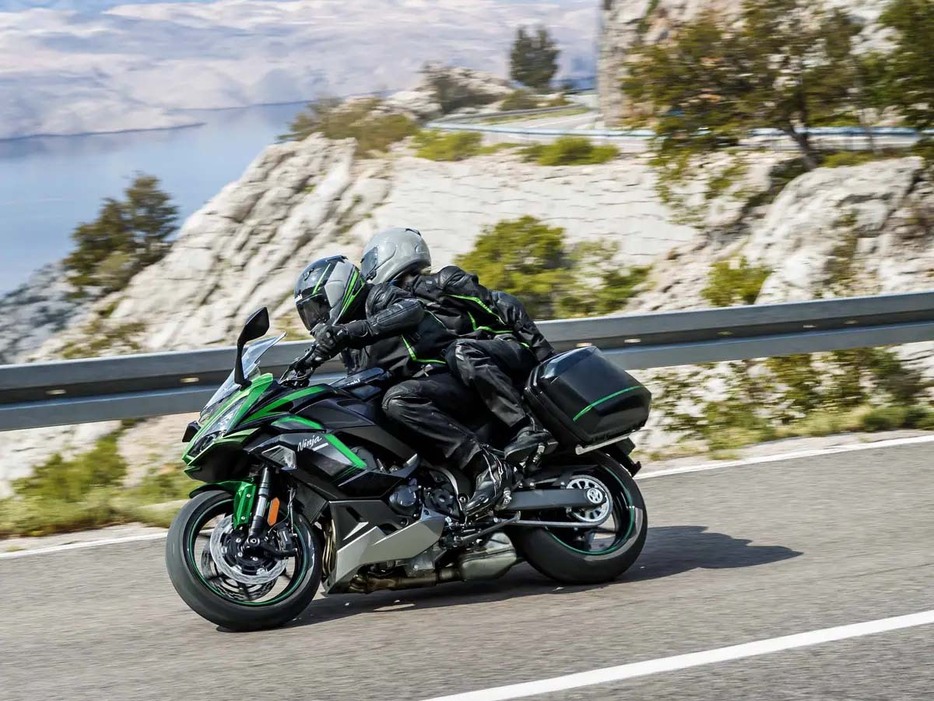 Ninja1000SXは、長距離ツーリングを快適にこなせる装備と性能を追求したスポーツツアラーだ。