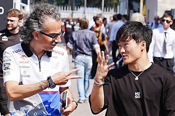 リタイアに終わった角田（右）と悔しさをあらわにしたメキーズ氏（左）。(C)Getty Images