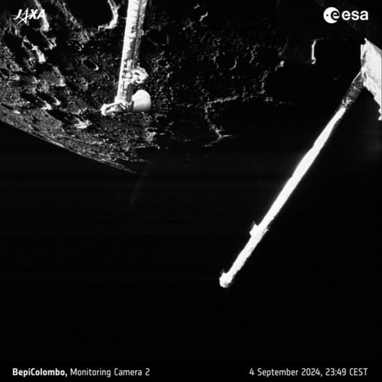 ベピコロンボ探査機が9月4日に水星に最接近したときに撮影した写真。撮影時の水星との距離は177キロメートルだった=欧州宇宙局提供