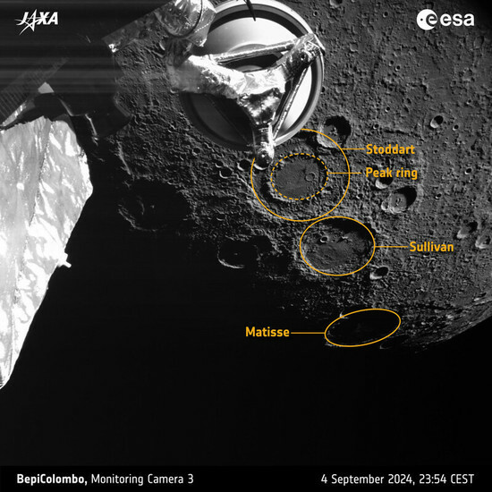 ベピコロンボ探査機が撮影した水星のストッダート・クレーター。水星から約555キロメートルの距離のときに撮った写真=欧州宇宙局提供