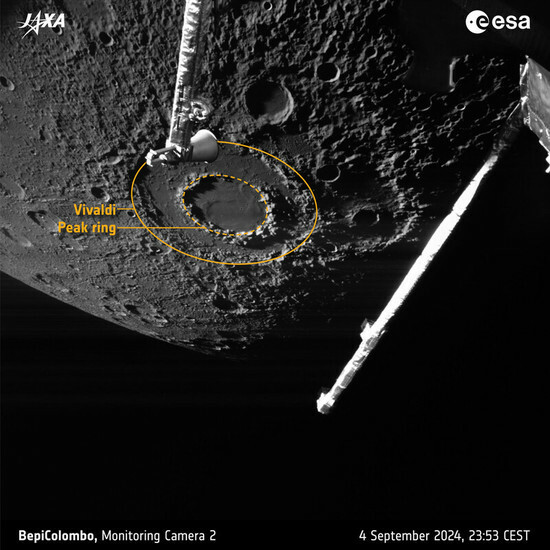 水星の赤道付近のビバルディ・クレーター。ベピコロンボ探査機が水星から355キロメートル離れた地点から取った写真。左側の下が北極になる=欧州宇宙局提供