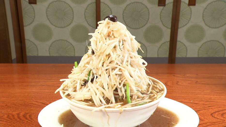 9月17日放送の「ヒューマングルメンタリー オモウマい店」に登場する「うまやんラーメン」（1100円）＝中京テレビ提供